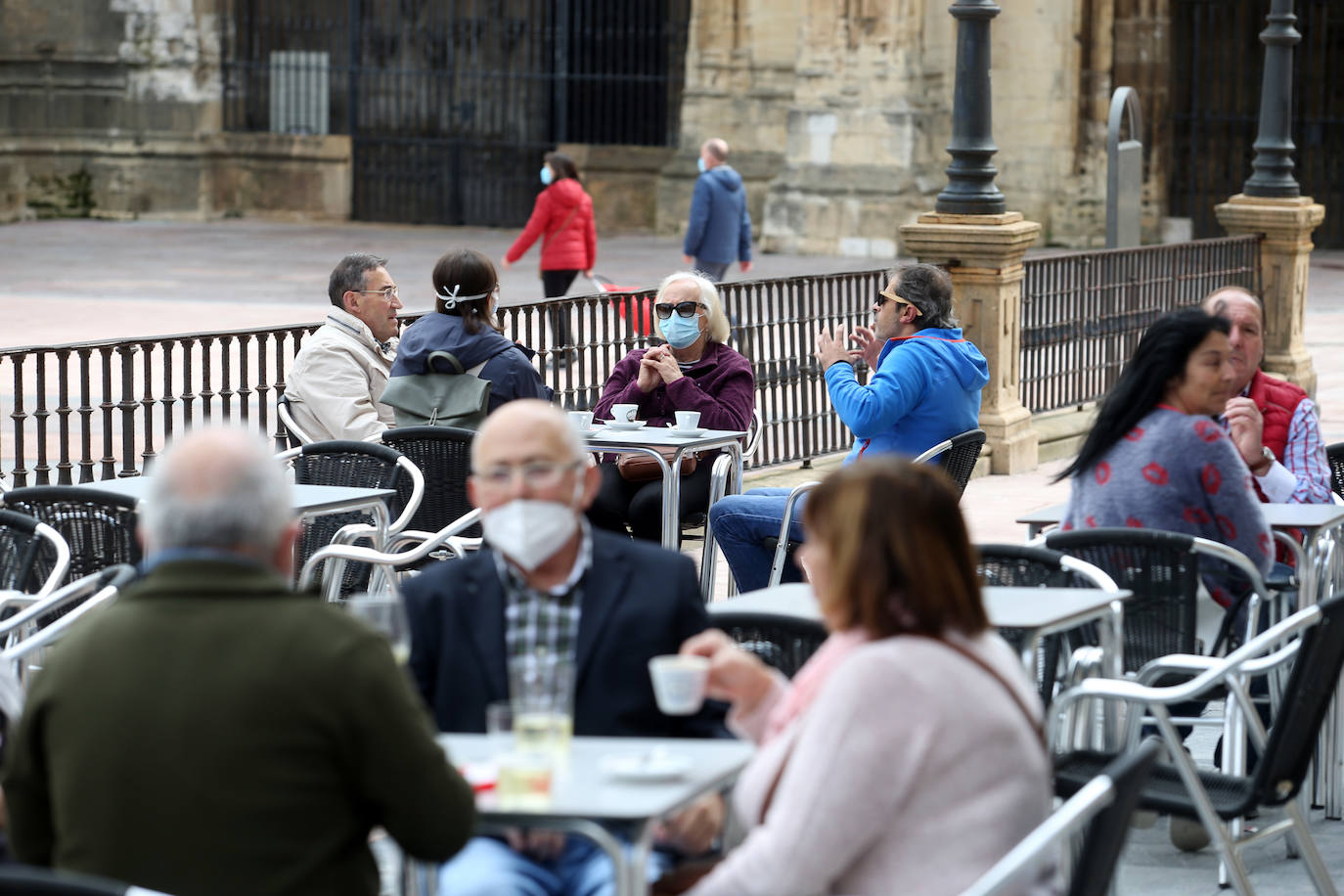 Los ovetenses disfrutaron tanto del café como del vermut al aire libre.