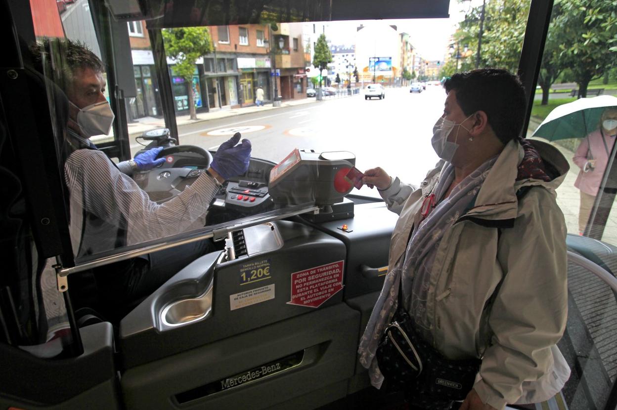Una viajera accede con un abono, una de las medidas recomendadas para prevenir, en la parada de la calle Serrano . 