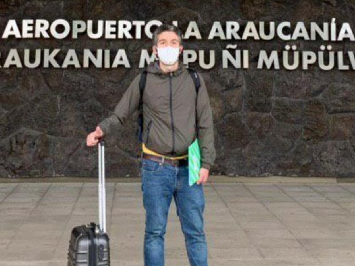 Rafael Autillo, en el aeropuerto de Temuco, antes de viajar a Santiago para regresar a España. 