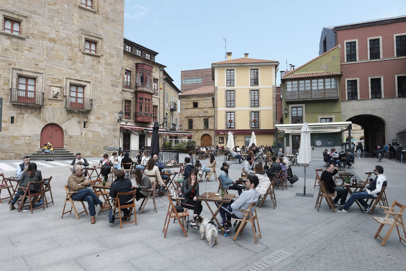 El sol presente en la ciudad animó a los gijoneses al terraceo.