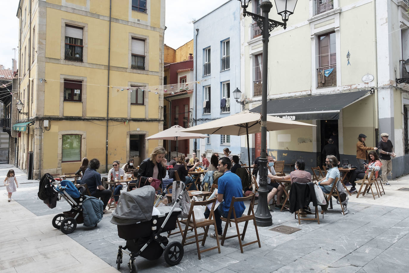 El sol presente en la ciudad animó a los gijoneses al terraceo.