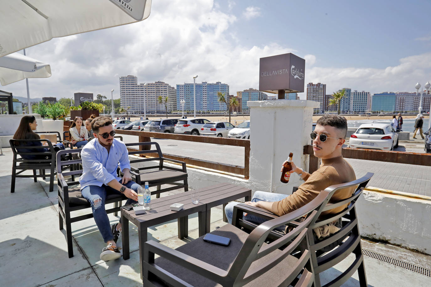 El sol presente en la ciudad animó a los gijoneses al terraceo.