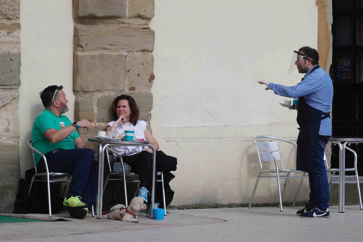 El sol presente en la ciudad animó a los gijoneses al terraceo.