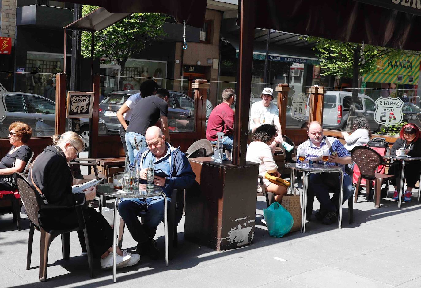 El sol presente en la ciudad animó a los gijoneses al terraceo.