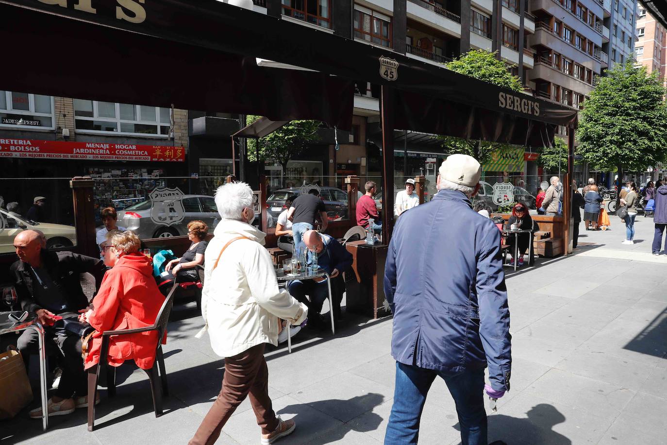 El sol presente en la ciudad animó a los gijoneses al terraceo.