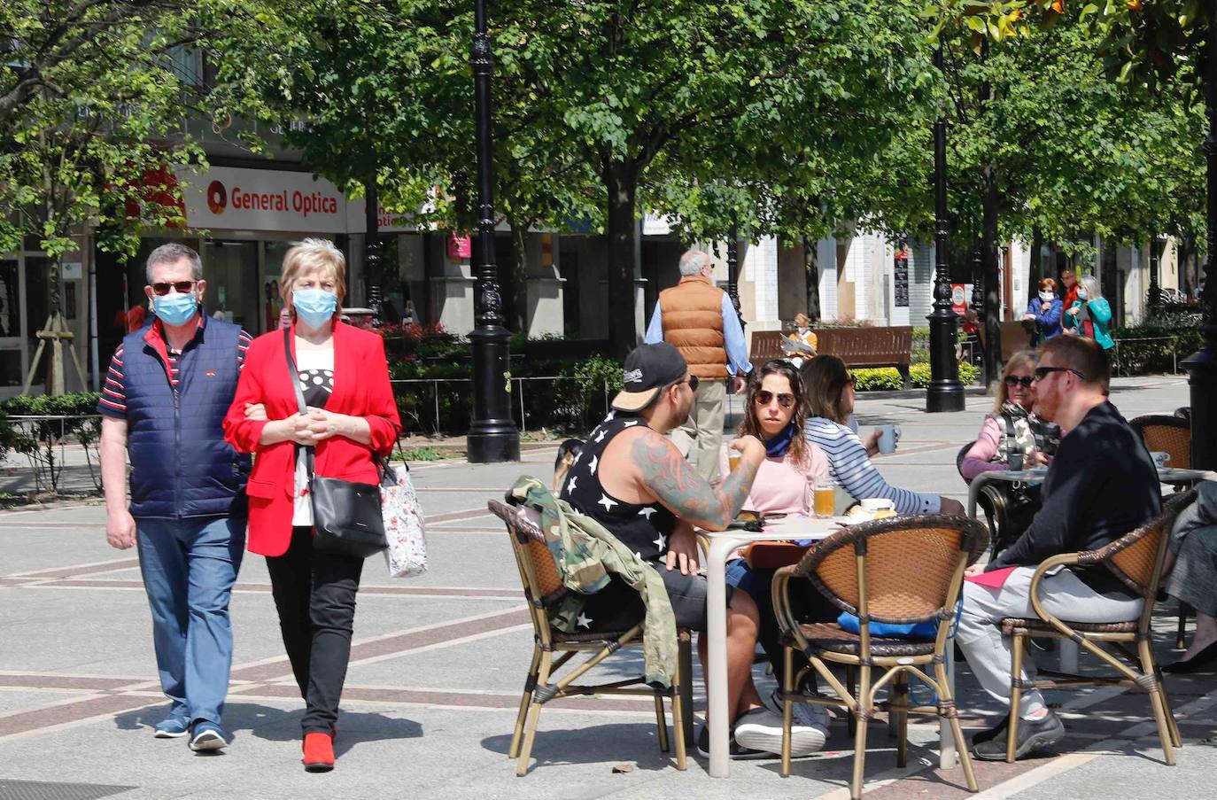 El sol presente en la ciudad animó a los gijoneses al terraceo.