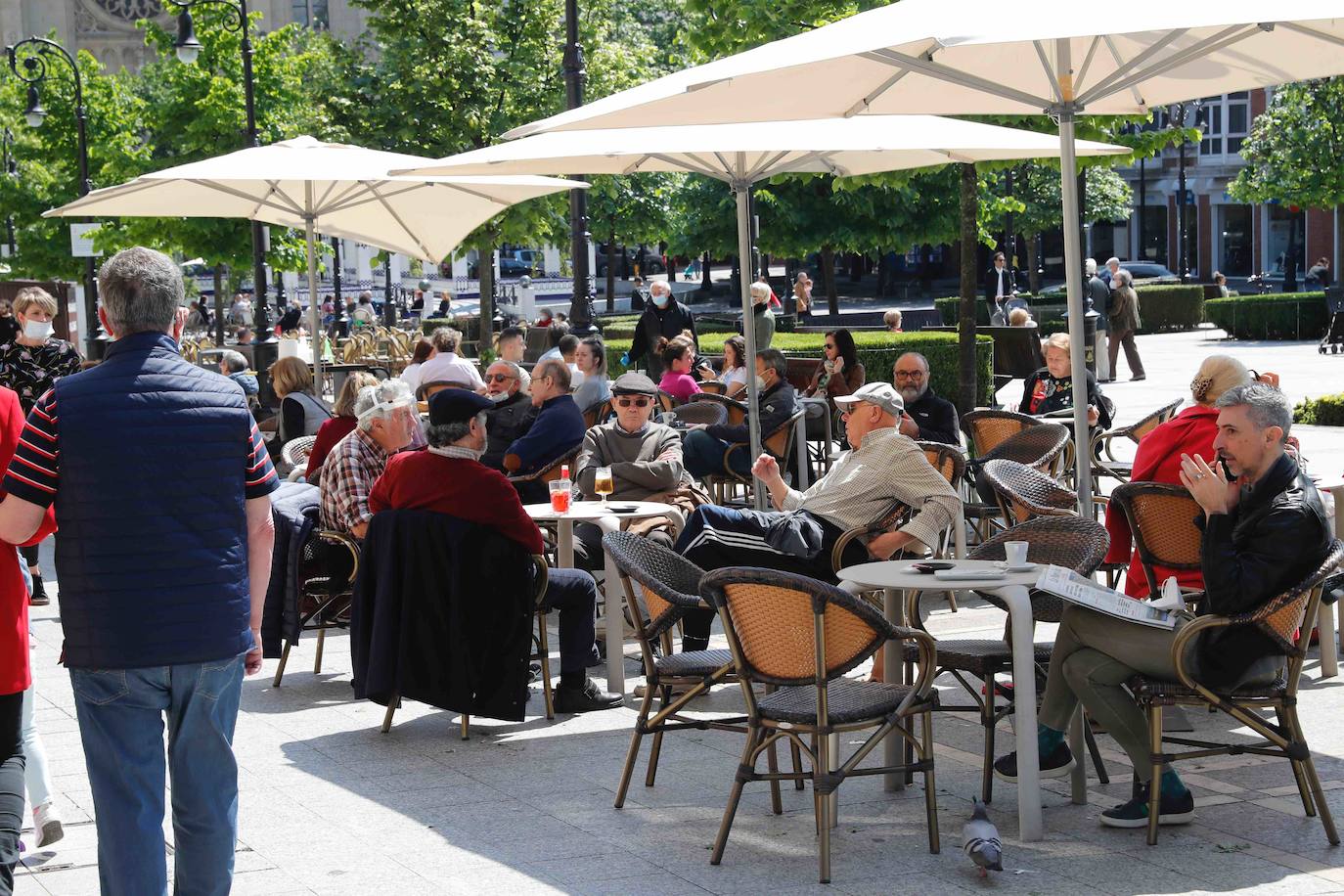 El sol presente en la ciudad animó a los gijoneses al terraceo.