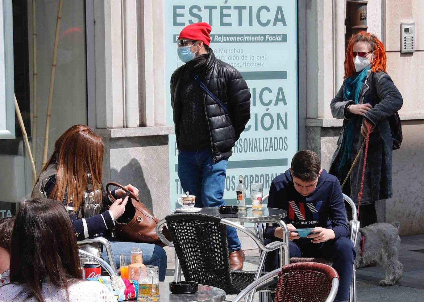 Desde el desayuno mañanero a la sidra del mediodía, los asturianos se animan a disfrutar del sol en las terrazas que han abierto al 50 por ciento.