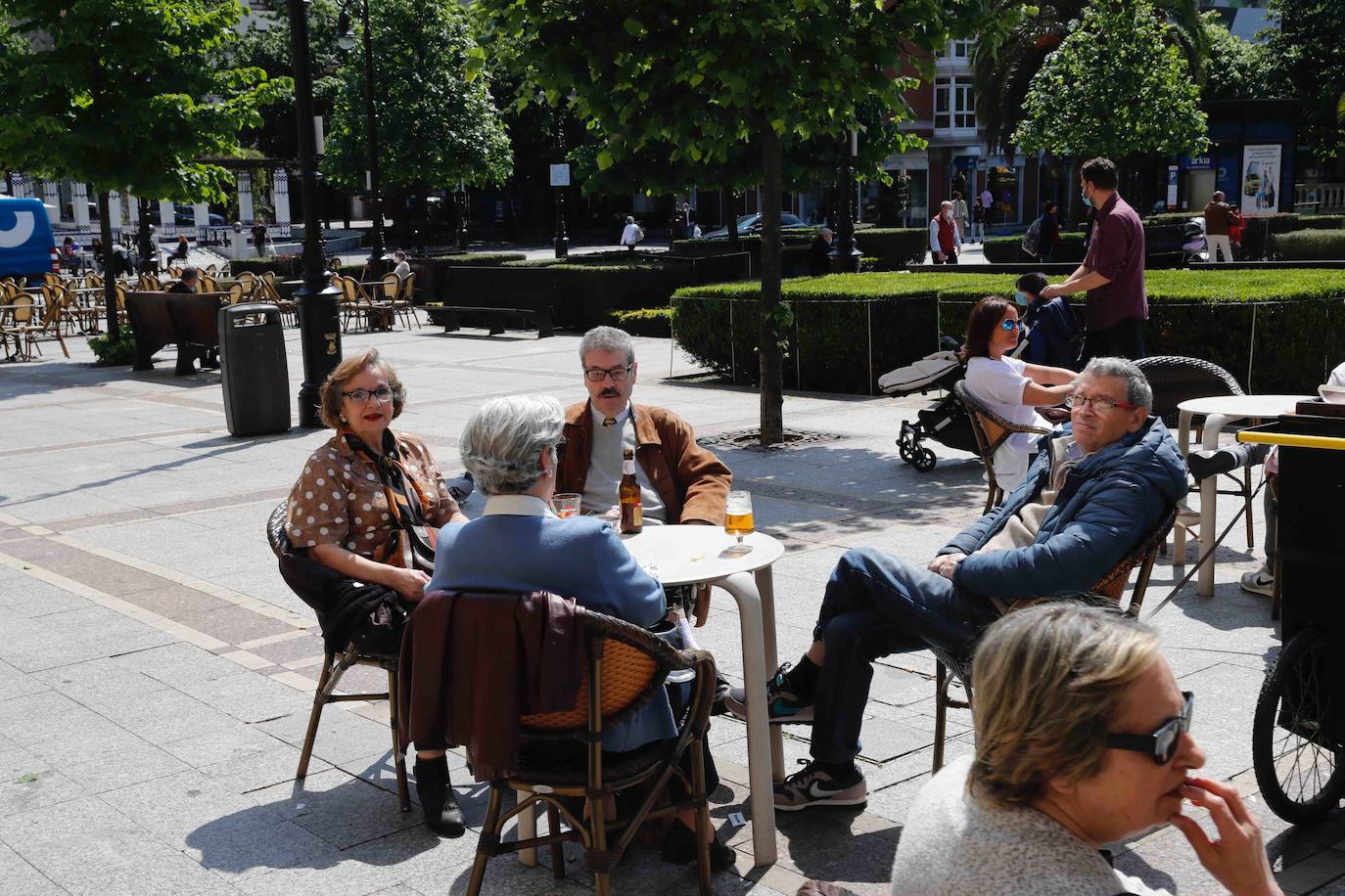 El sol presente en la ciudad animó a los gijoneses al terraceo.