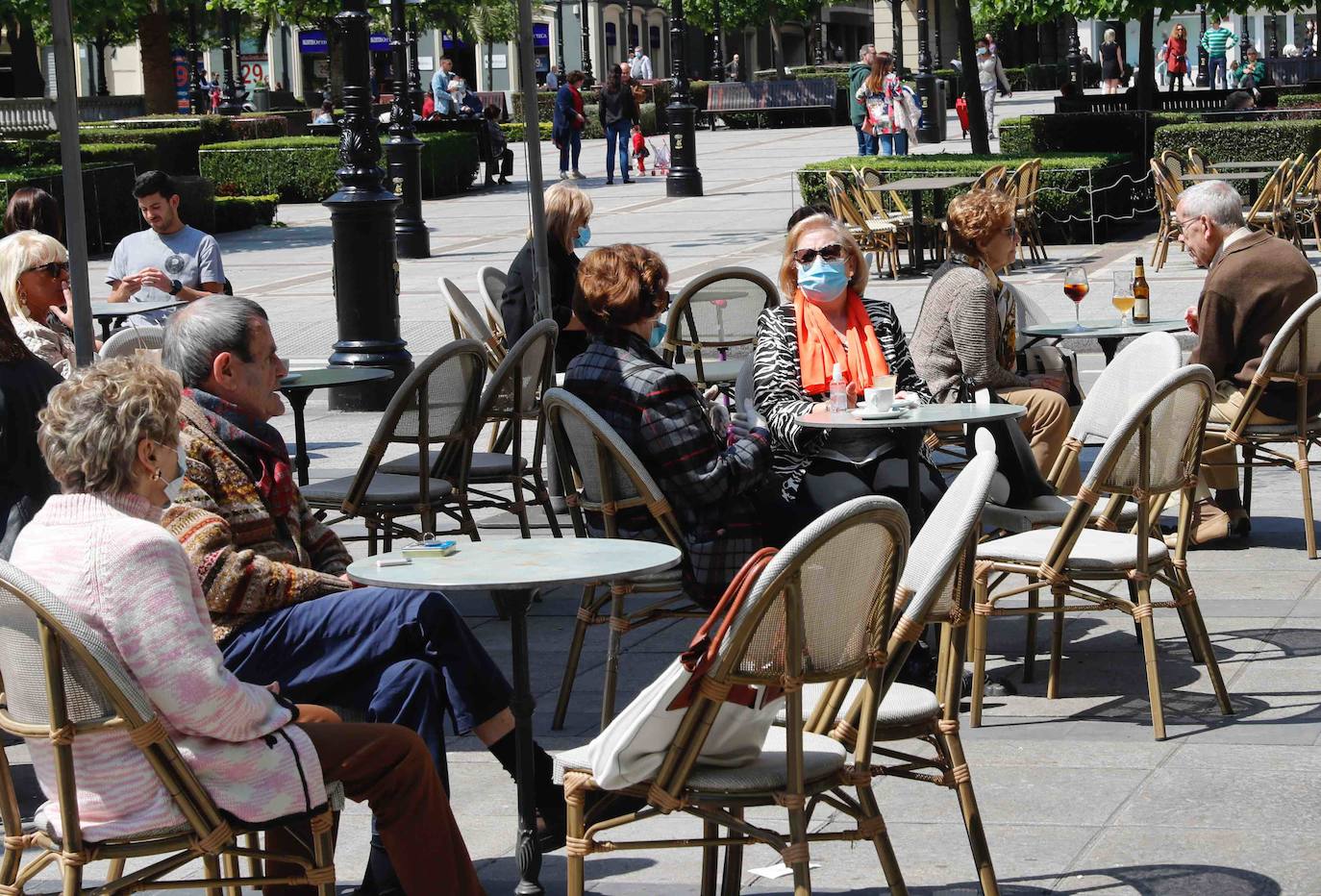 El sol presente en la ciudad animó a los gijoneses al terraceo.