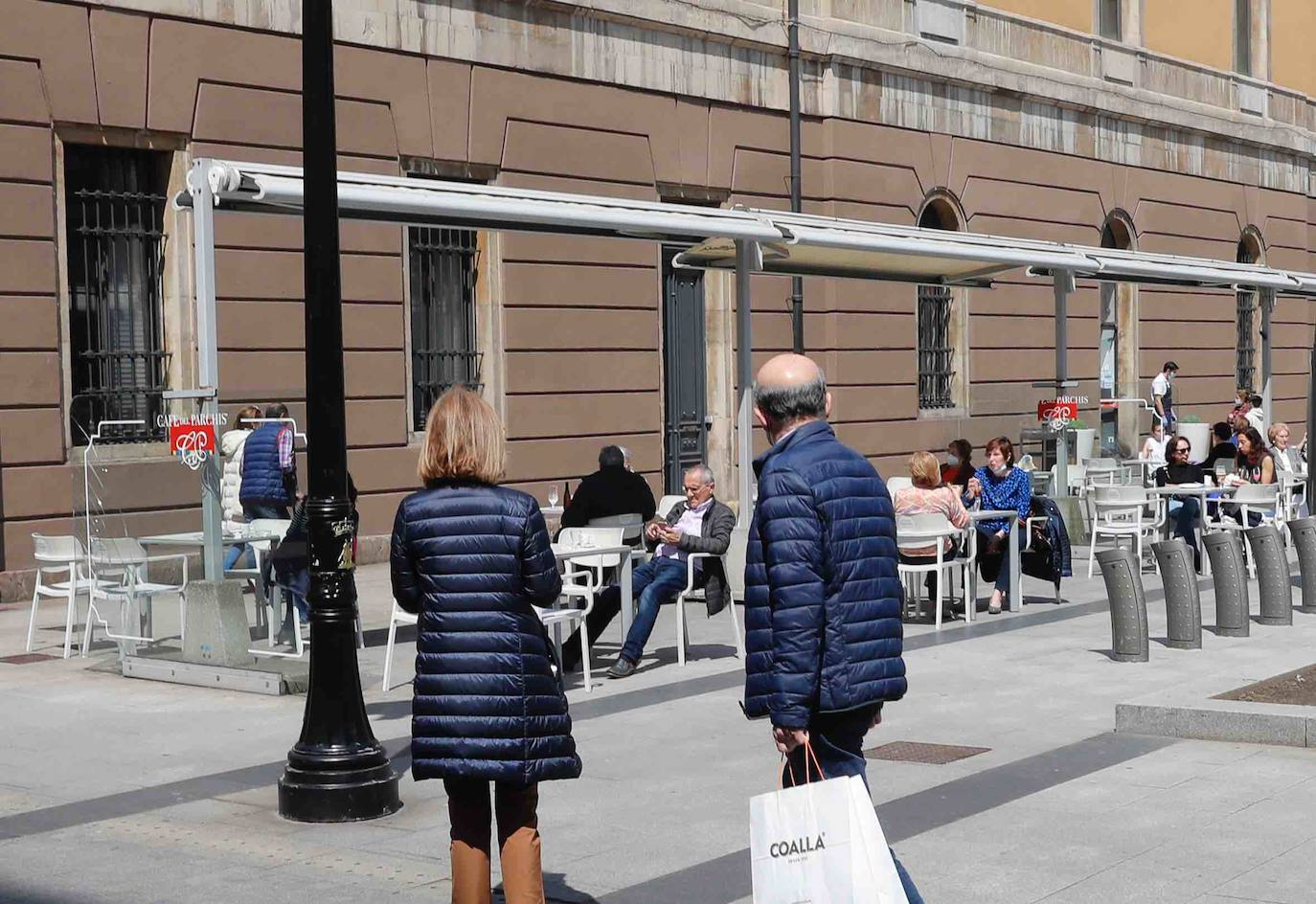 El sol presente en la ciudad animó a los gijoneses al terraceo.