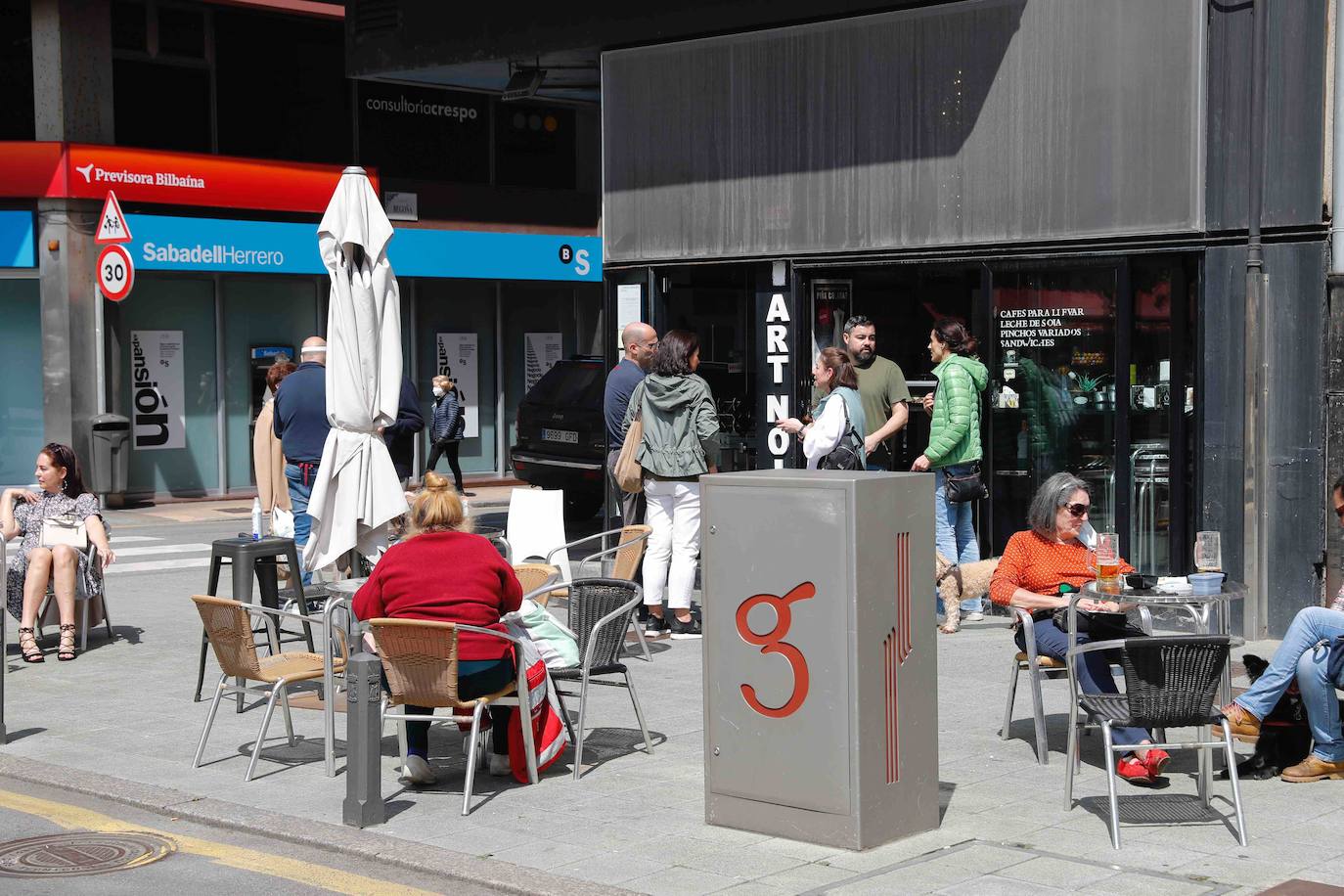 El sol presente en la ciudad animó a los gijoneses al terraceo.