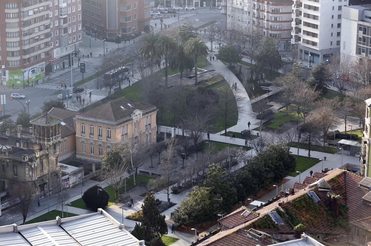 Plaza de Europa, con el Museo Nicanor Piñole y la Casa Rosada. 