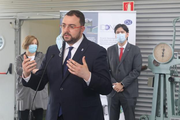 El presidente del Principado, Adrián Barbón, durante la rueda de prensa tras la visita a Idonial. 