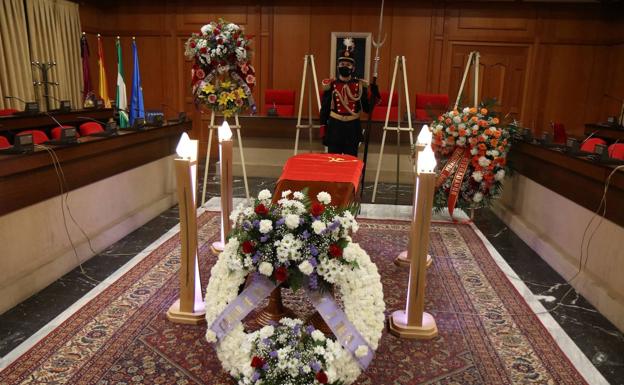 Foto: la capilla ardiente con el féretro de Julio Anguita. Vídeo: varias personas entonan La Internacional frente al Ayuntamiento de Córdoba 