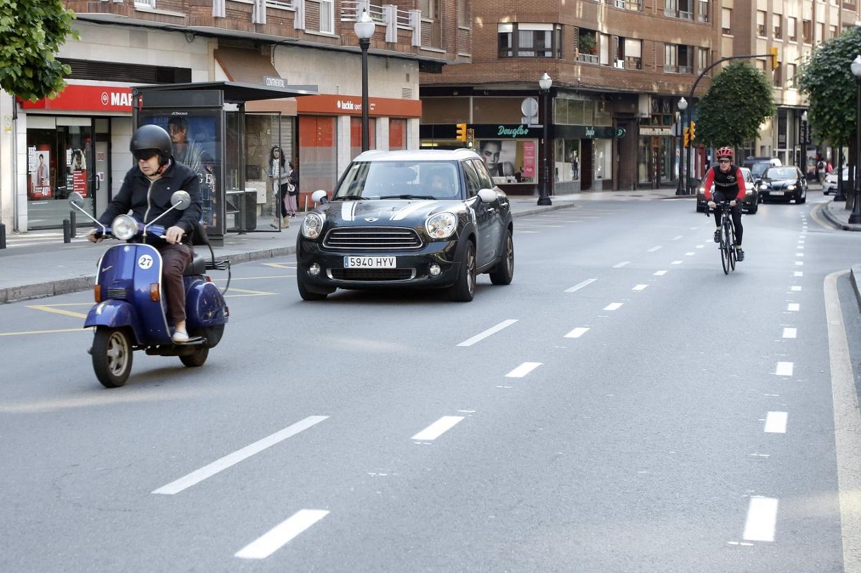 Tráfico en la avenida de la Costa, con un ciclista por el nuevo ciclocarril dibujado en el lado izquierdo de la calzada. 