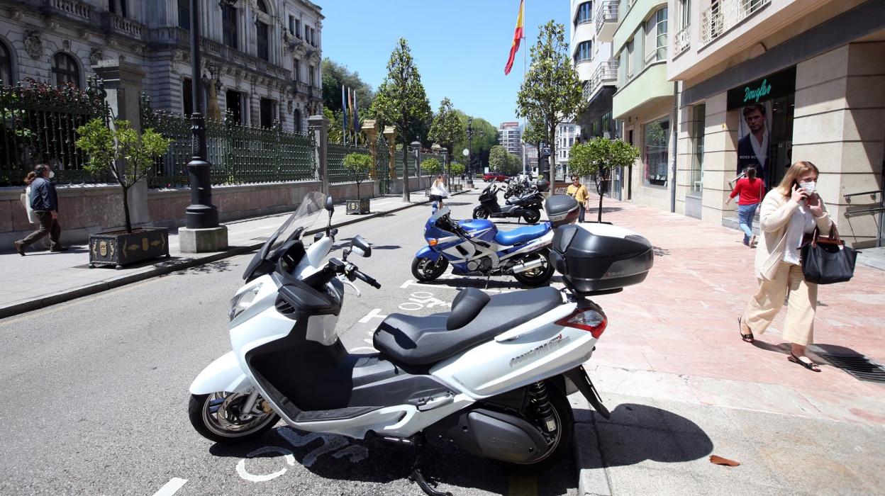 Motos aparcadas, ayer, en la calle Fruela. 