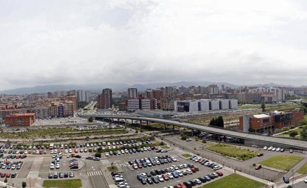 Panorámica de los terrenos del 'solarón' desde la azotea del edificio del Hotel La Polar, con el Museo del Ferrocarril a la izquierda y el parque de Moreda a la derecha.