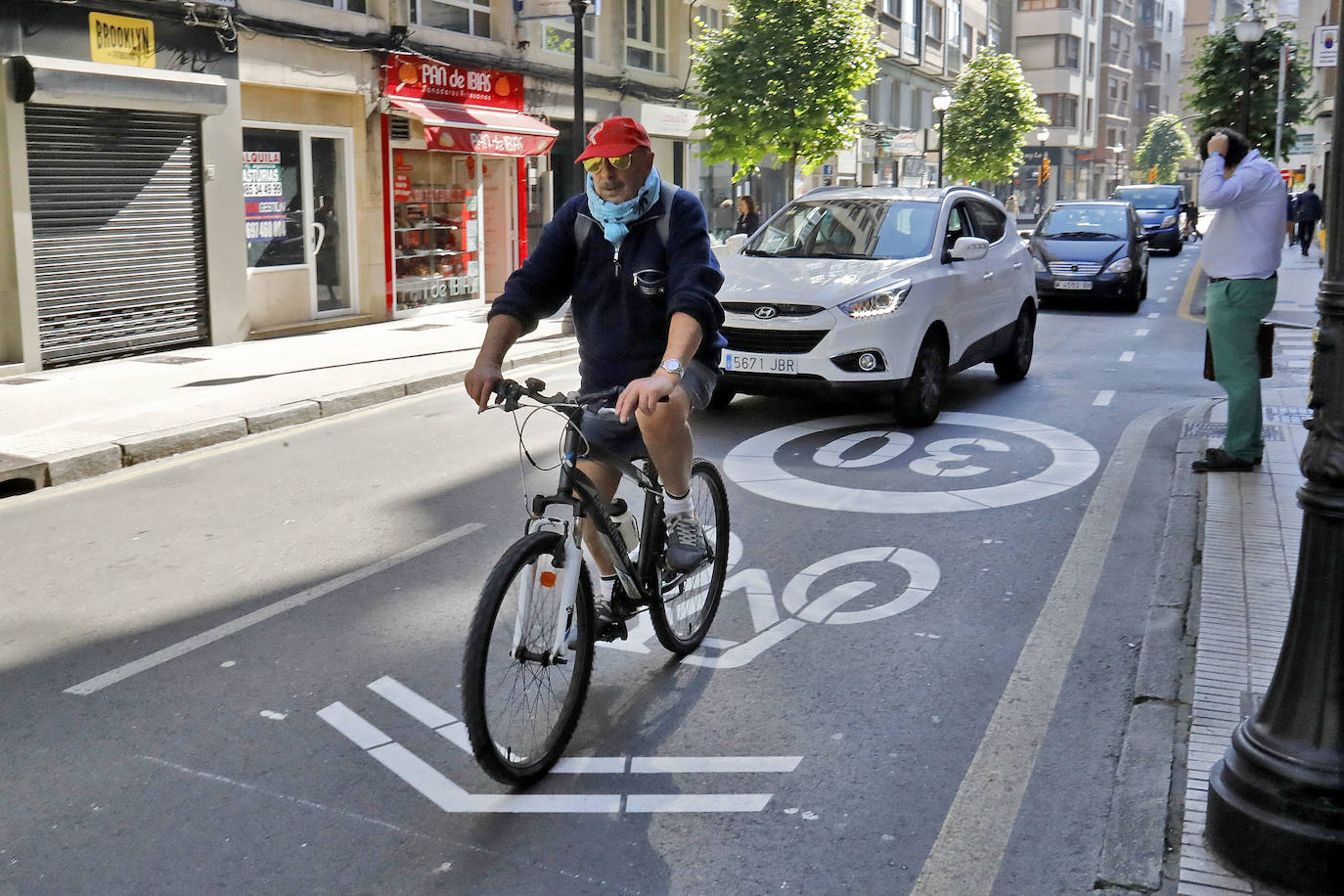 Cada vez son más los ciclistas que hacen uso del 'ciclocarril' de la avenida de la Costa, una de las vías más transitadas por los vehículos en Gijón. La nueva señalización recuerda que la velocidad máxima es de 30 km/h.