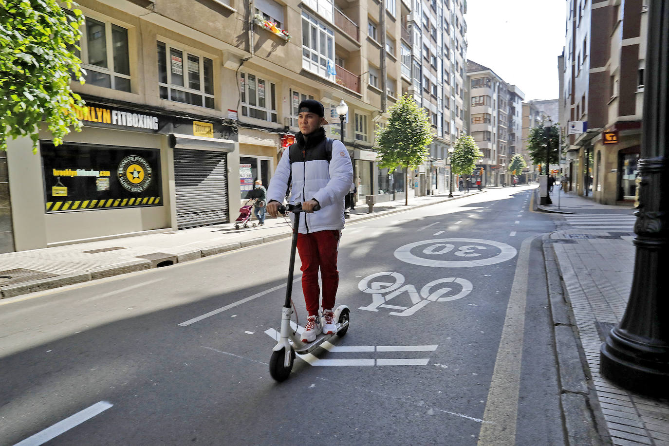 Cada vez son más los ciclistas que hacen uso del 'ciclocarril' de la avenida de la Costa, una de las vías más transitadas por los vehículos en Gijón. La nueva señalización recuerda que la velocidad máxima es de 30 km/h.