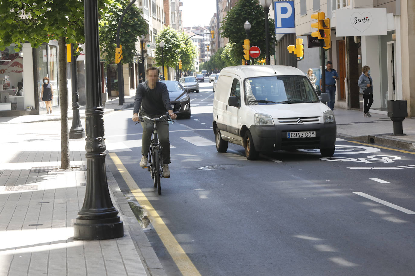 Cada vez son más los ciclistas que hacen uso del 'ciclocarril' de la avenida de la Costa, una de las vías más transitadas por los vehículos en Gijón. La nueva señalización recuerda que la velocidad máxima es de 30 km/h.