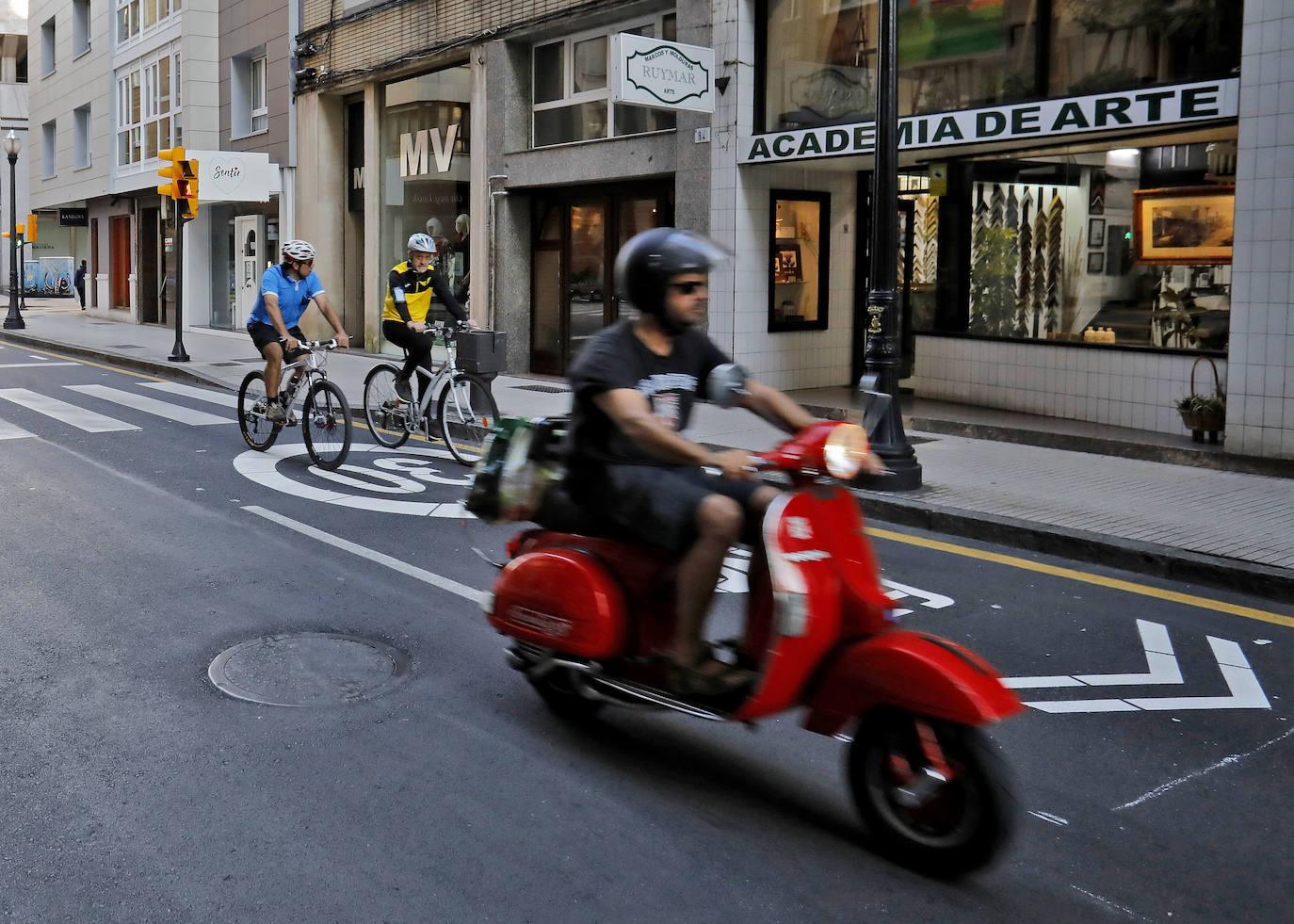 Cada vez son más los ciclistas que hacen uso del 'ciclocarril' de la avenida de la Costa, una de las vías más transitadas por los vehículos en Gijón. La nueva señalización recuerda que la velocidad máxima es de 30 km/h.