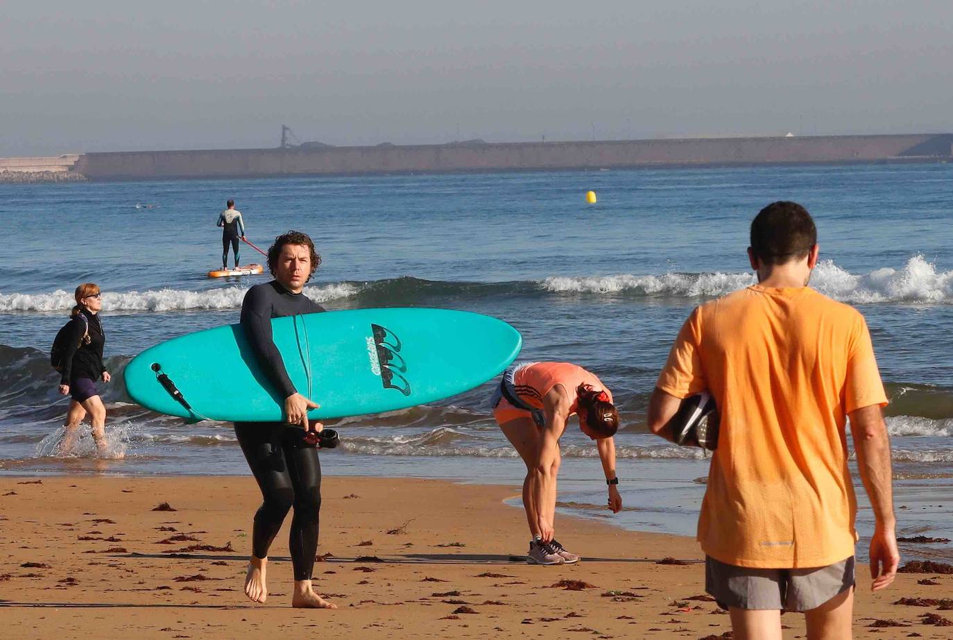 El sol ha llegado a Asturias y ello anima a los asturianos a aprovechar los arenales para pasear y practicar deportes