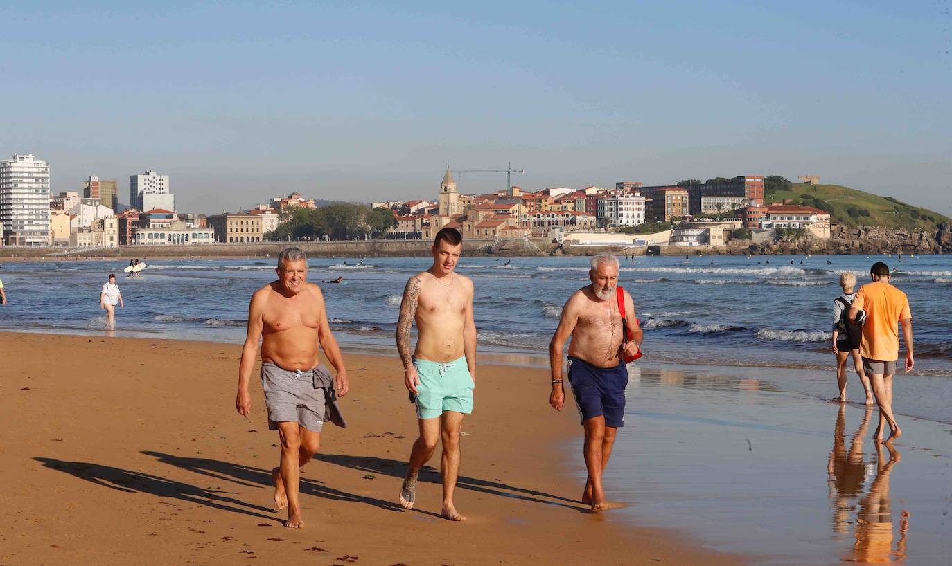 El sol ha llegado a Asturias y ello anima a los asturianos a aprovechar los arenales para pasear y practicar deportes