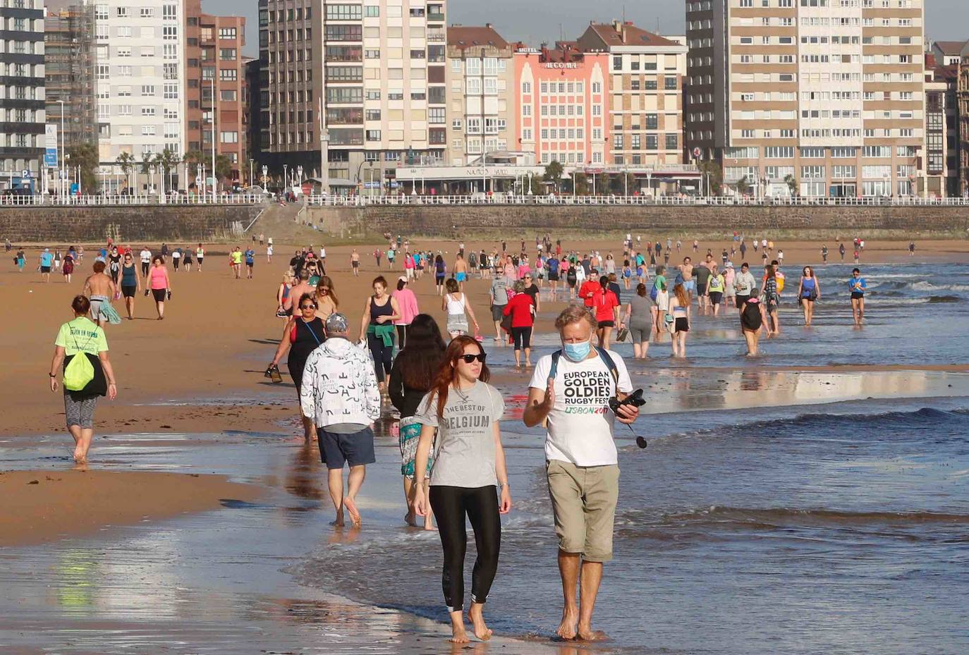 El sol ha llegado a Asturias y ello anima a los asturianos a aprovechar los arenales para pasear y practicar deportes
