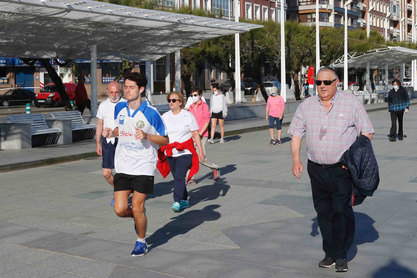 El sol ha llegado a Asturias y ello anima a los asturianos a aprovechar los arenales para pasear y practicar deportes
