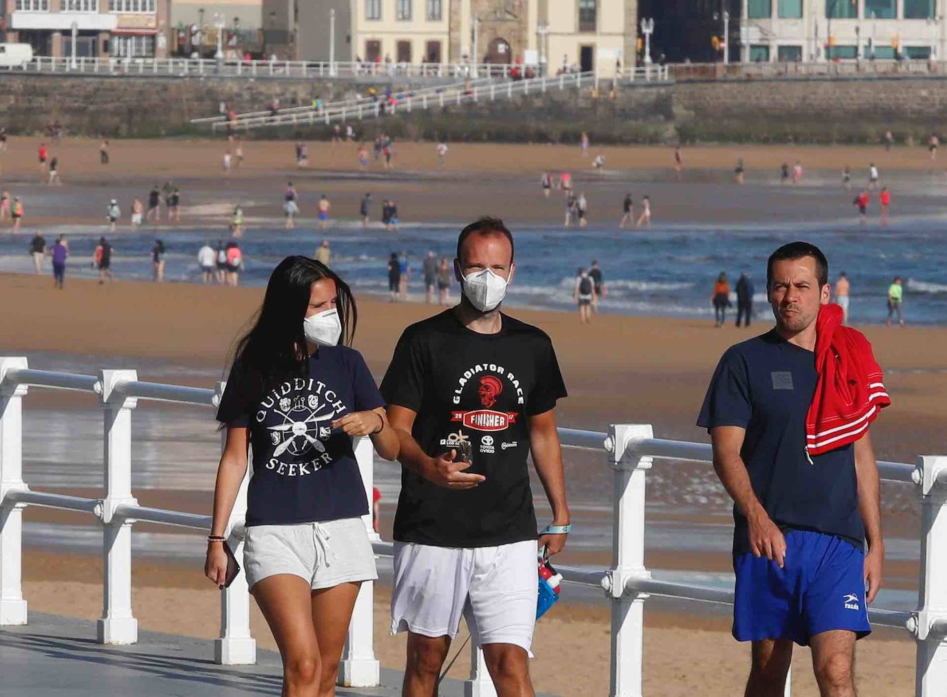 El sol ha llegado a Asturias y ello anima a los asturianos a aprovechar los arenales para pasear y practicar deportes