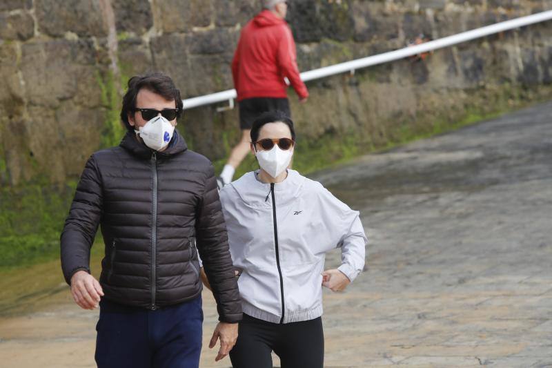 El Gobierno obliga desde el jueves, 21 de mayo, a llevar mascarillas en espacios públicos cerrados y en lugares públicos al aire libre en los que no se pueda garantizar una distancia social de dos metros. No obstante, muchos asturianos llevan semanas utilizando esta protección frente al coronavirus. 