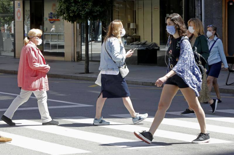 El Gobierno obliga desde el jueves, 21 de mayo, a llevar mascarillas en espacios públicos cerrados y en lugares públicos al aire libre en los que no se pueda garantizar una distancia social de dos metros. No obstante, muchos asturianos llevan semanas utilizando esta protección frente al coronavirus. 