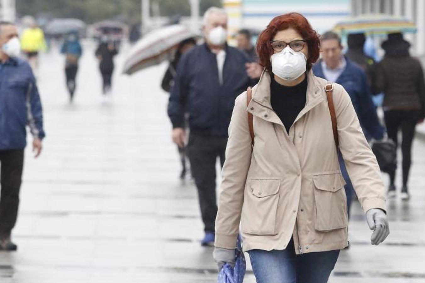 El Gobierno obliga desde el jueves, 21 de mayo, a llevar mascarillas en espacios públicos cerrados y en lugares públicos al aire libre en los que no se pueda garantizar una distancia social de dos metros. No obstante, muchos asturianos llevan semanas utilizando esta protección frente al coronavirus. 