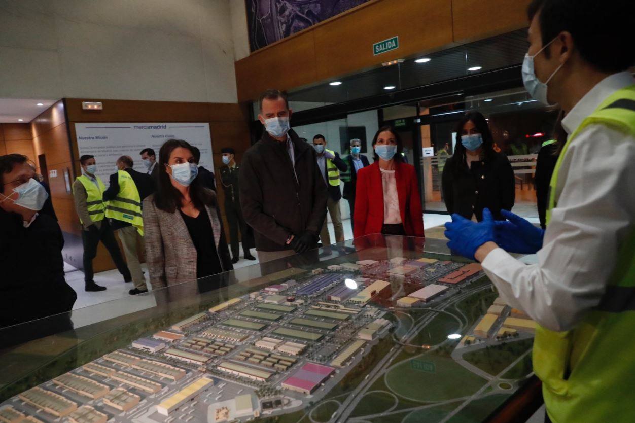 Fotos: Los Reyes visitan de madrugada Mercamadrid para recorrer sus puestos