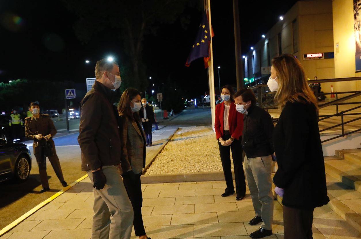 Fotos: Los Reyes visitan de madrugada Mercamadrid para recorrer sus puestos
