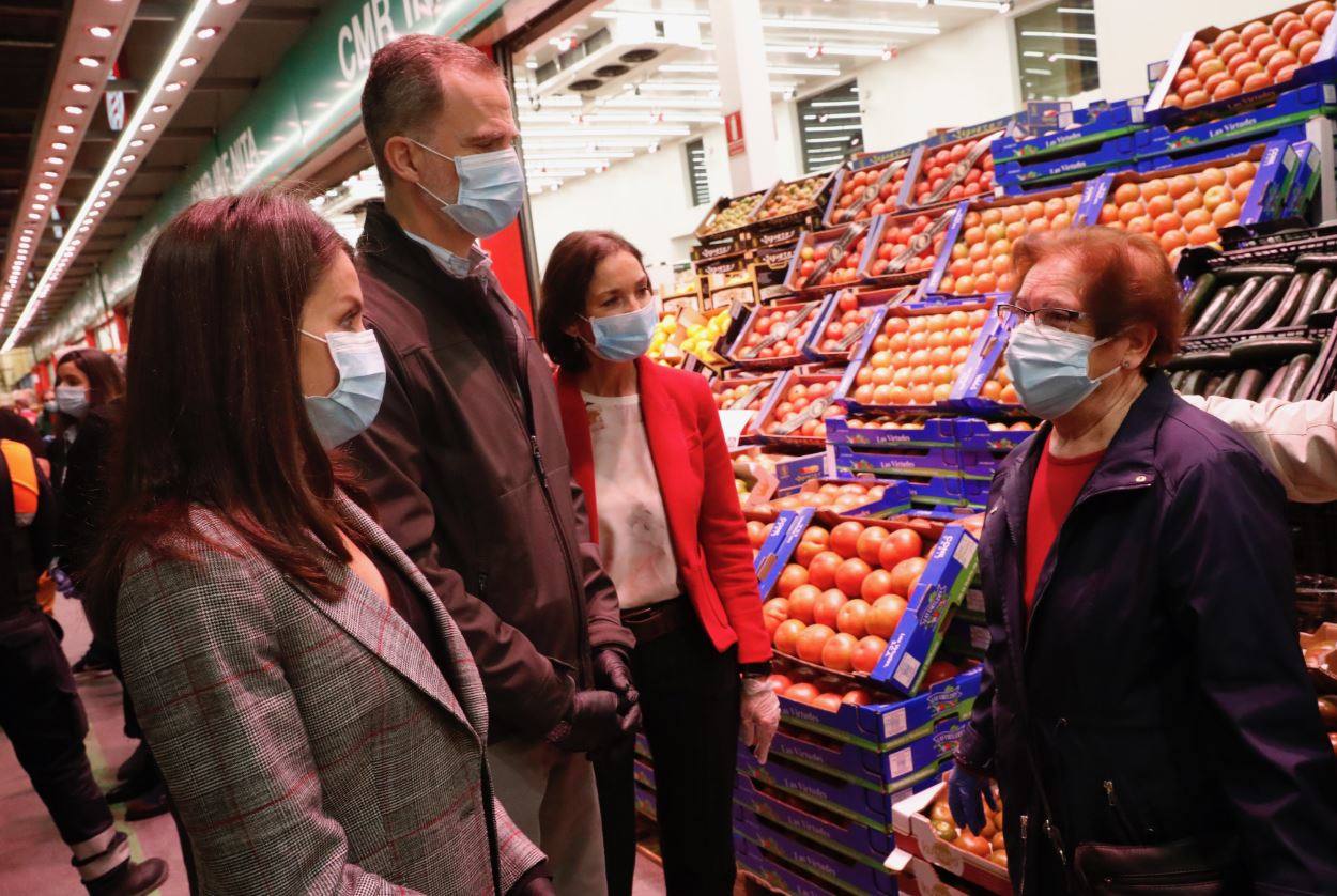 Fotos: Los Reyes visitan de madrugada Mercamadrid para recorrer sus puestos
