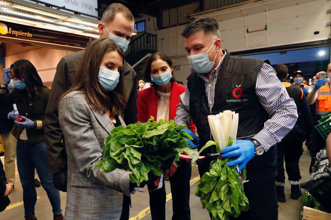 Fotos: Los Reyes visitan de madrugada Mercamadrid para recorrer sus puestos