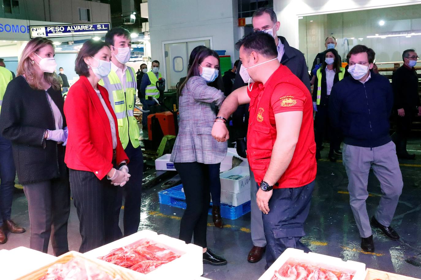 Fotos: Los Reyes visitan de madrugada Mercamadrid para recorrer sus puestos