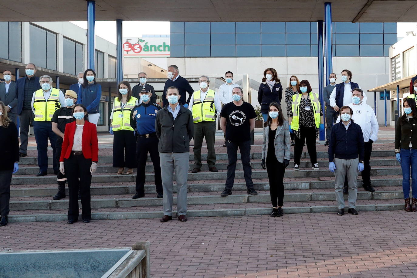 Fotos: Los Reyes visitan de madrugada Mercamadrid para recorrer sus puestos