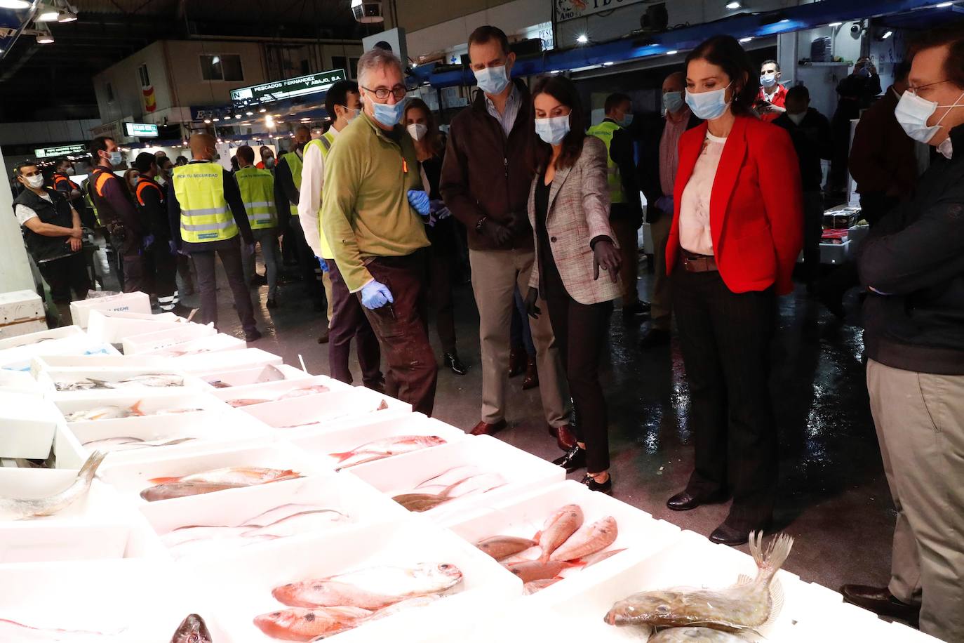 Fotos: Los Reyes visitan de madrugada Mercamadrid para recorrer sus puestos