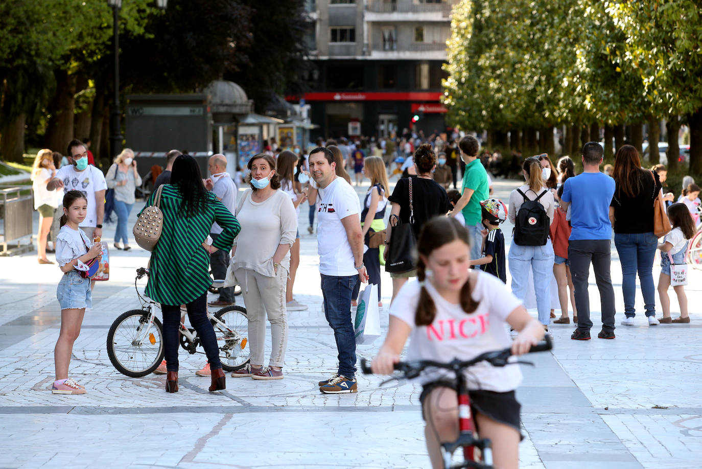 El sol y la buena temperatura que sigue presente en la región empuja a salir a la calle.