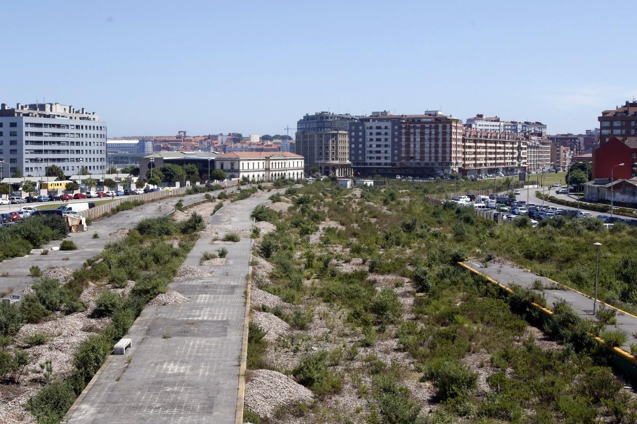 Andenes abandonados de la extinta estación de Jovellanos. 