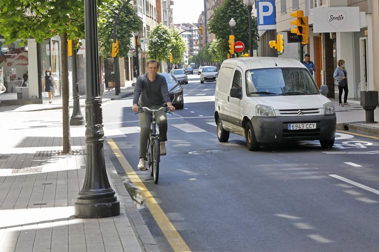 Un ciclista circula por el carril derecho de la avenida de la Costa, mientras una furgoneta la sobrepasa por el 'ciclocarril' del lado izquierdo, limitado a 30 por hora. 