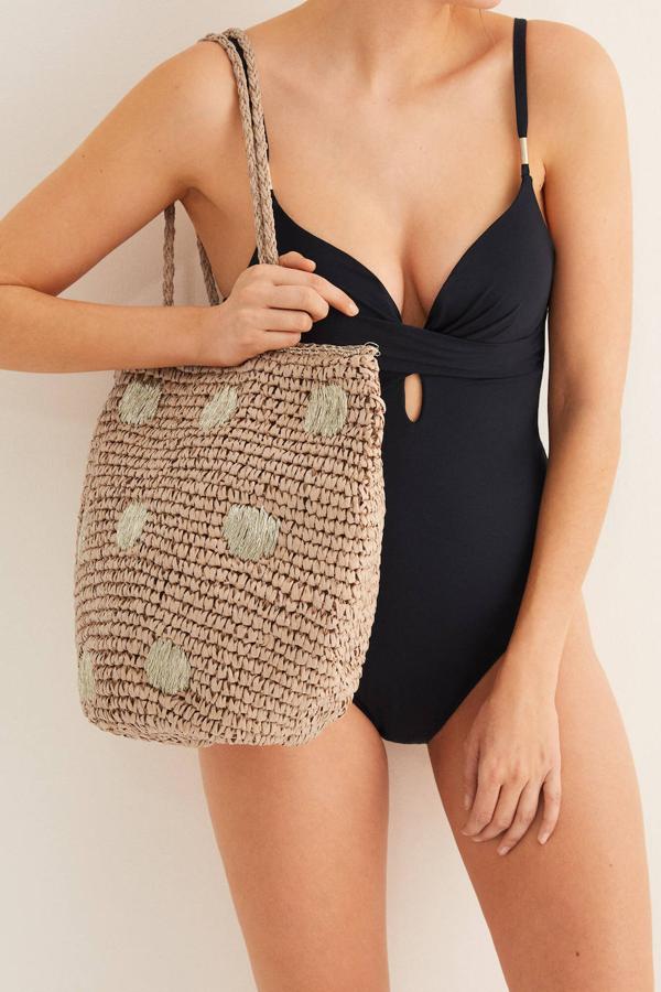 Bolso de rafia con diseño de topos de Women'secret, 20,99 euros.