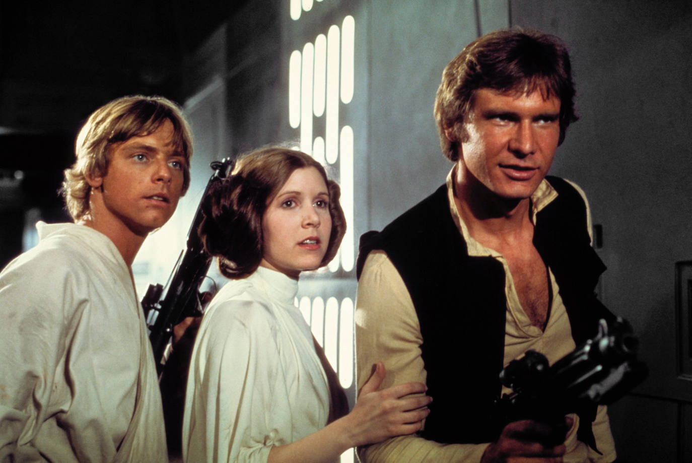 11.- Star Wars: Episodio IV - Una nueva esperanza (1977) | La princesa Leia, líder del movimiento rebelde que desea reinstaurar la República en la galaxia en los tiempos ominosos del Imperio, es capturada por las Fuerzas Imperiales, capitaneadas por el implacable Darth Vader, el sirviente más fiel del Emperador. El intrépido y joven Luke Skywalker, ayudado por Han Solo, capitán de la nave espacial "El Halcón Milenario", y los androides, R2D2 y C3PO, serán los encargados de luchar contra el enemigo e intentar rescatar a la princesa para volver a instaurar la justicia en el seno de la galaxia. Dirección: George Lucas. Reparto: Mark Hamill, Harrison Ford, Carrie Fisher, Alec Guinness y Peter Cushing.