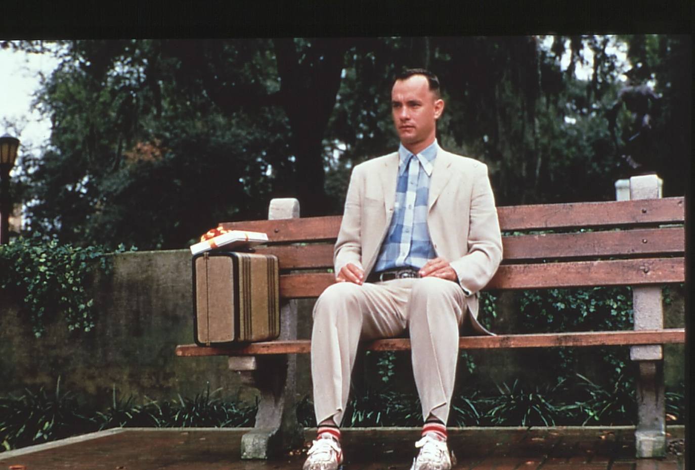 14.- Forrest Gump (1994) | Forrest Gump sufre desde pequeño un cierto retraso mental. A pesar de todo, gracias a su tenacidad y a su buen corazón será protagonista de acontecimientos cruciales de su país durante varias décadas. Mientras pasan por su vida multitud de cosas en su mente siempre está presente la bella Jenny, su gran amor desde la infancia, que junto a su madre será la persona más importante en su vida. Dirección: Robert Zemeckis. Reparto: Tom Hanks, Robin Wright, Gary Sinise, Mykelti Williamson y Sally Field.