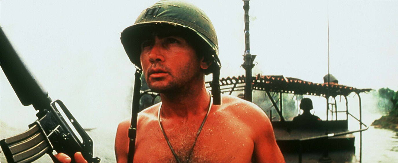 17.- Apocalypse Now (1979) | Durante la guerra de Vietnam, al joven Capitán Willard, un oficial de los servicios de inteligencia del ejército estadounidense, se le ha encomendado entrar en Camboya con la peligrosa misión de eliminar a Kurtz, un coronel renegado que se ha vuelto loco. El capitán deberá ir navegar por el río hasta el corazón de la selva, donde parece ser que Kurtz reina como un buda despótico sobre los miembros de la tribu Montagnard, que le adoran como a un dios. Dirección: Francis Ford Coppola. Reparto: Martin Sheen, Marlon Brando, Robert Duvall, Frederic Forrest y Sam Bottoms.