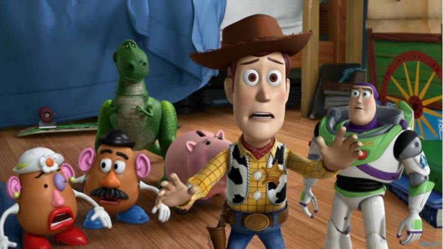 43- Toy Story (1995) | Los juguetes de Andy, un niño de 6 años, temen que haya llegado su hora y que un nuevo regalo de cumpleaños les sustituya en el corazón de su dueño. Woody, un vaquero que ha sido hasta ahora el juguete favorito de Andy, trata de tranquilizarlos hasta que aparece Buzz Lightyear, un héroe espacial dotado de todo tipo de avances tecnológicos. Woody es relegado a un segundo plano. Su constante rivalidad se transformará en una gran amistad cuando ambos se pierden en la ciudad sin saber cómo volver a casa. Dirección: John Lasseter. 