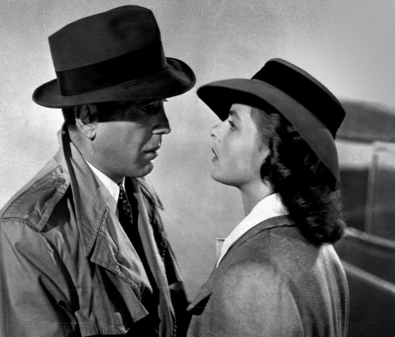 6.- Casablanca (1942) | Durante la Segunda Guerra Mundial, Rick Blaine dirige un exitoso local nocturno en Casablanca. Consigue apoderarse de dos visados, mercancía muy preciada que se obtiene a través de los corruptos oficiales del régimen de Vichy. Al mismo tiempo, llega a la ciudad Ilsa, un amargo recuerdo del pasado de Rick, casada con uno de los líderes de la resistencia contra los nazis. Dirección: Michael Curtiz. Reparto: Humphrey Bogart e Ingrid Bergman.